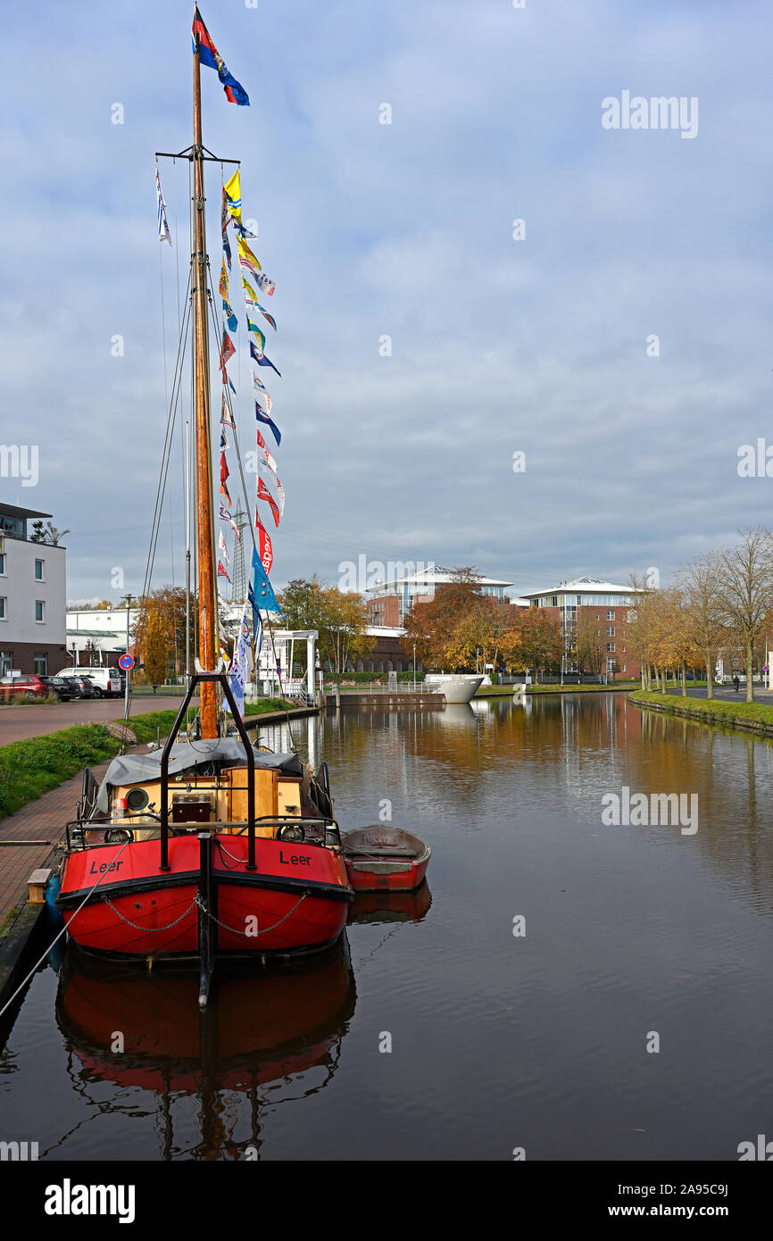 Papenburg, Deutschland - 2019.11.10: nördlichen Teil der Hauptkanal (hauptkanal) und Hotel Alte Werft im Hintergrund Stockfoto