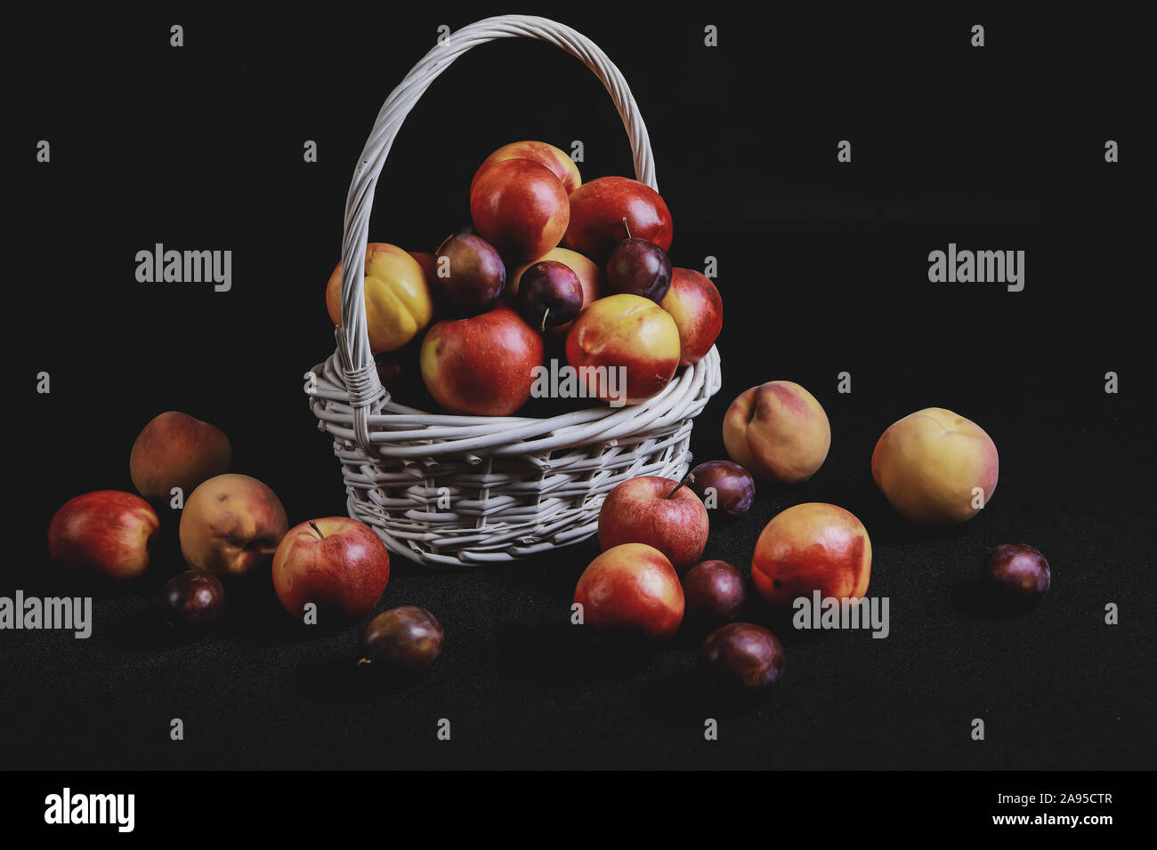 Volle Korb mit Äpfeln auf schwarzem Hintergrund Stockfoto