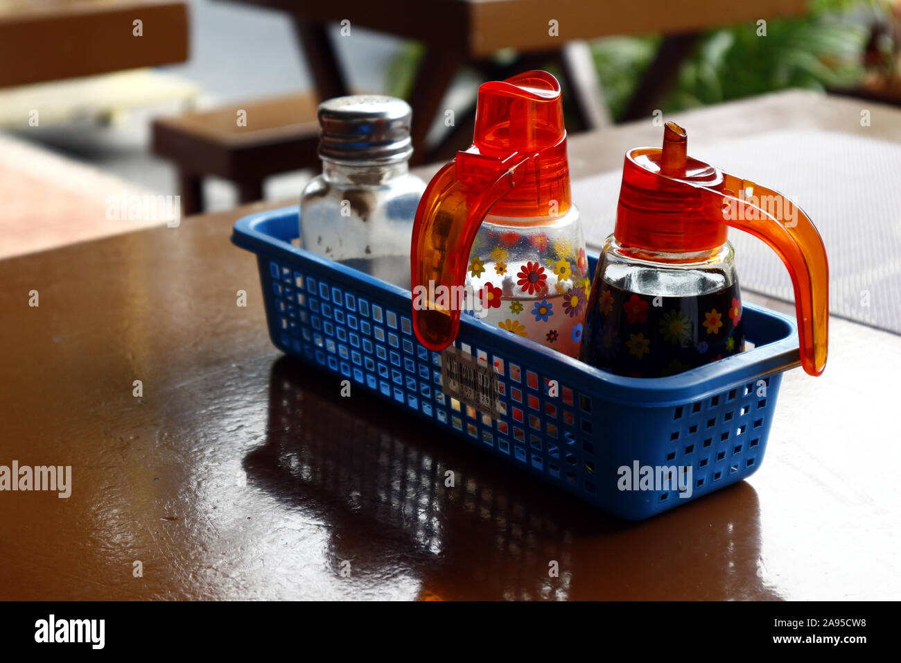 Foto von einem Fach mit Gewürzen auf einem Tisch Stockfoto