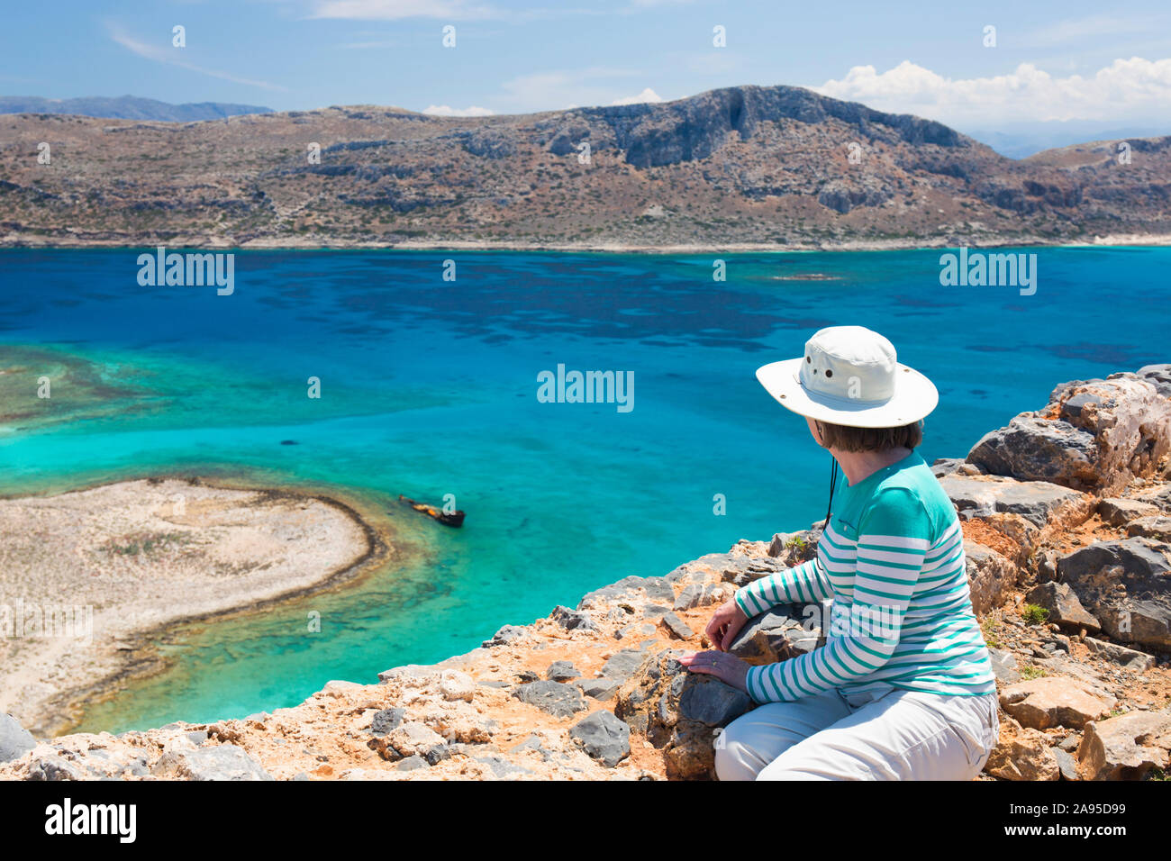 Imeri Gramvousa, Chania, Kreta, Griechenland. Besucher bewundern den Blick über die Gramvousa Bucht von den Wällen der venezianischen Festung. Stockfoto