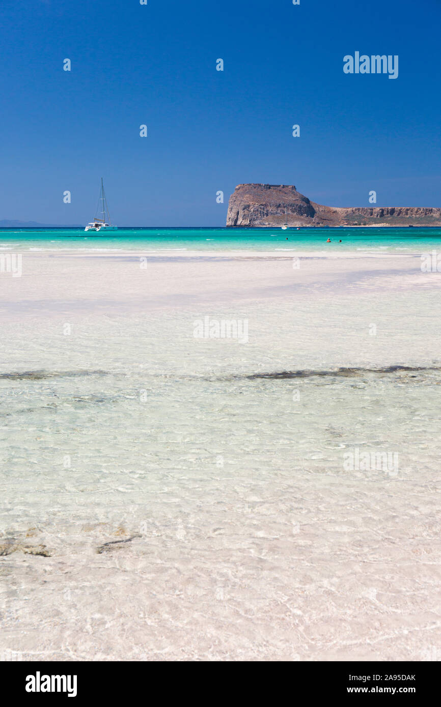 Balos, Chania, Kreta, Griechenland. Blick vom Strand über das klare, flache Wasser der Gramvousa Bay nach Imeri Gramvousa. Stockfoto