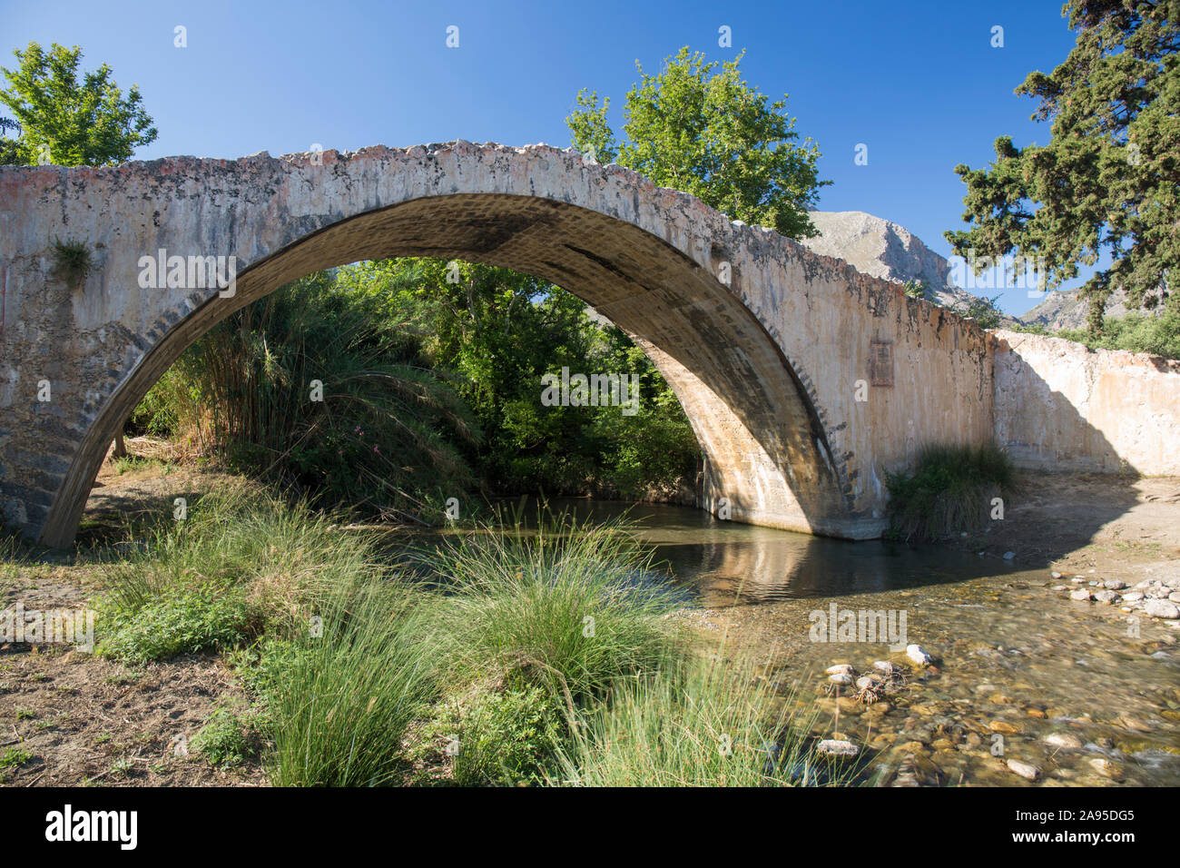 Preveli, Rethymno, Kreta, Griechenland. Alte Steinbrücke über den Fluss Megalopotamos. Stockfoto