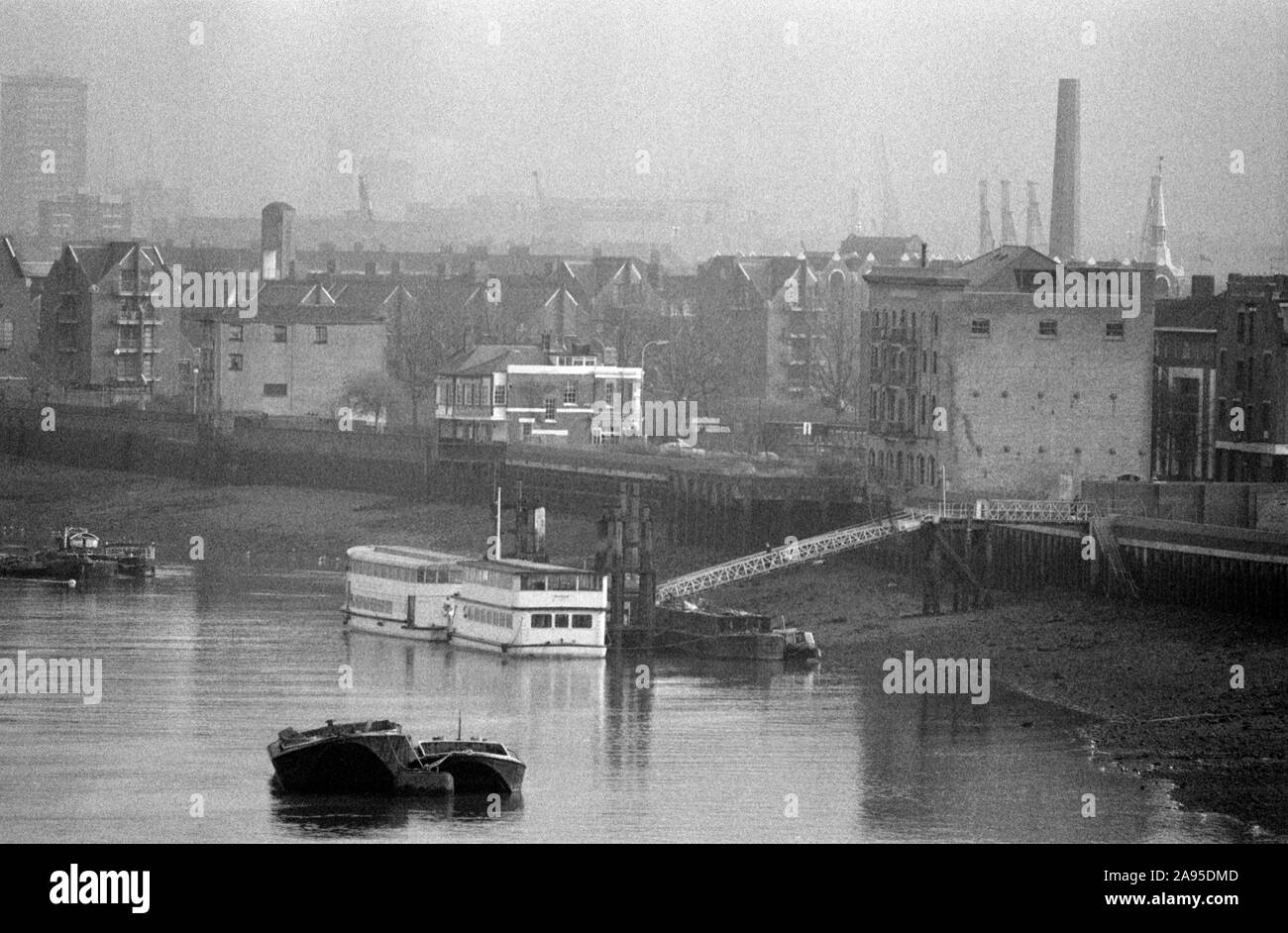 River Thames 1980s Cherry Garden Pier, historische Aussicht Rotherhithe, South East London, England 1987 Vereinigtes Königreich HOMER SYKES Stockfoto