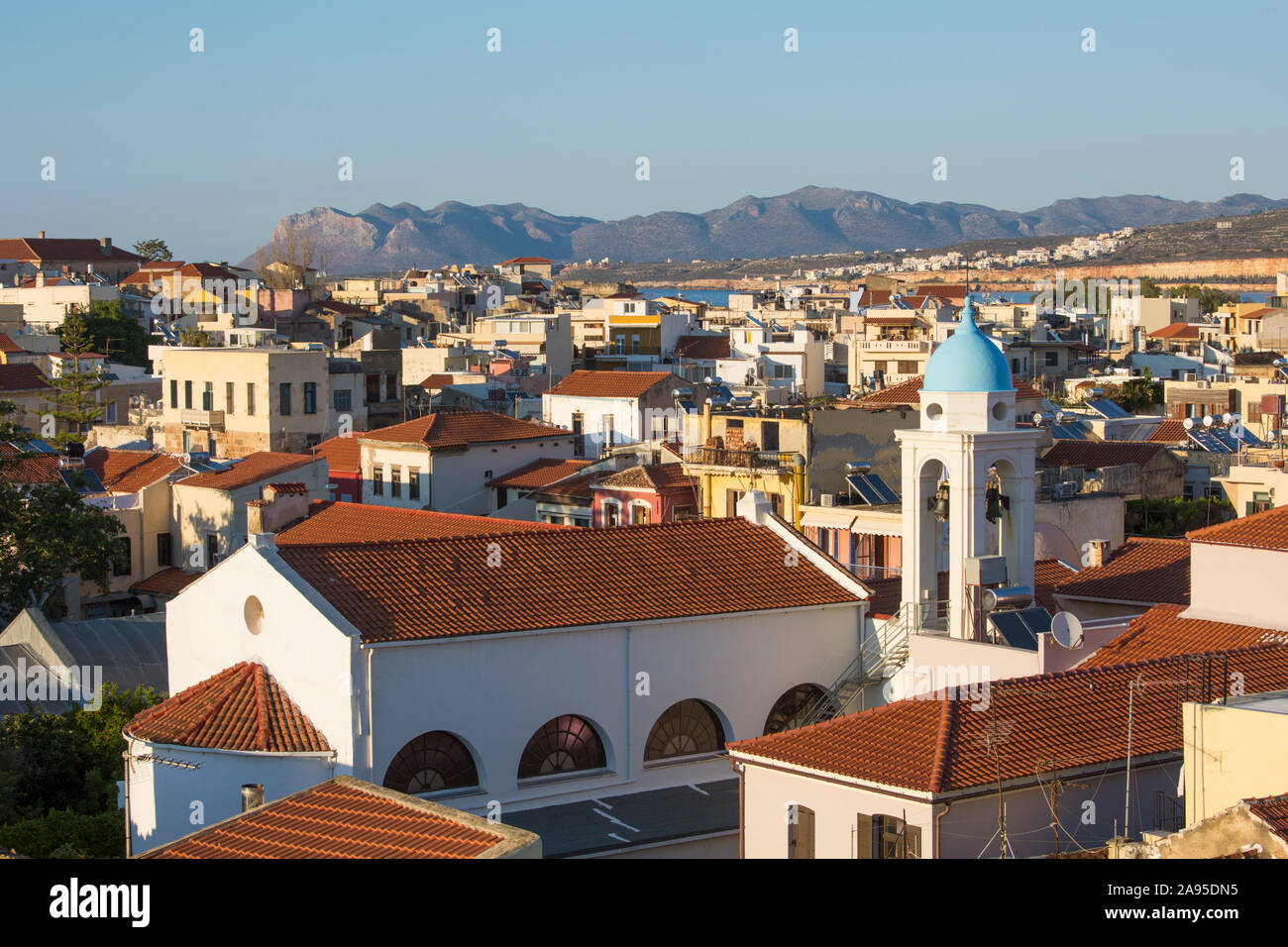 Chania, Kreta, Griechenland. Blick über die Dächer der Altstadt von der Siavo Bastion, Glockenturm der katholischen Kathedrale prominent. Stockfoto
