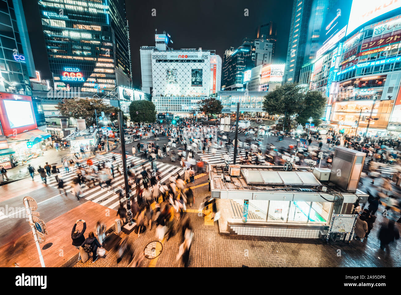 Tokio, Japan - Nov 3, 2019: Voll Menschen zu Fuß, Auto Verkehr auf Shibuya jagt Überfahrt in der Nacht. Tokio Sehenswürdigkeiten touristische Attraktion Konzept Stockfoto