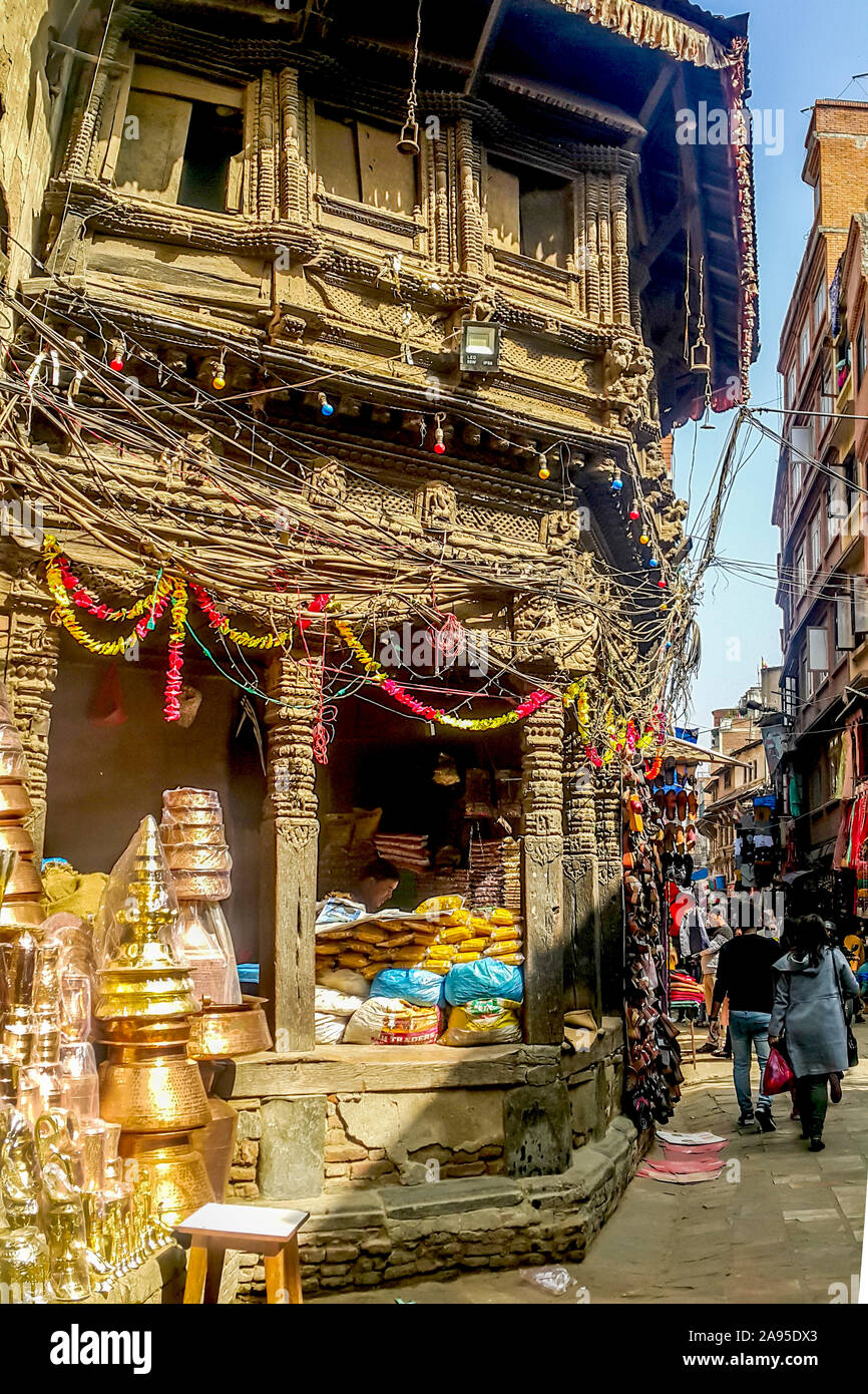 Ein Anbieter verkaufen Haushalt Waren und Lebensmittel in einem alten Gebäude an der Ecke des alten Abschnitt der Stadtteil Thamel in Kathmandu, Nepal Stockfoto