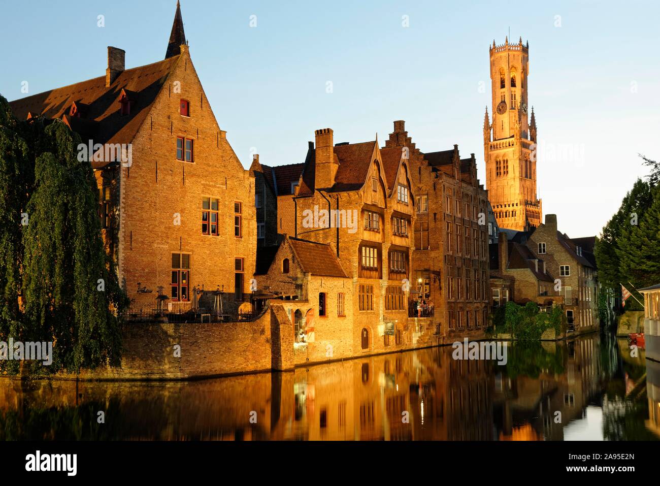 Langestraat Canal, Blaue Stunde, Brügge, Vlaanderen, Belgien Stockfoto