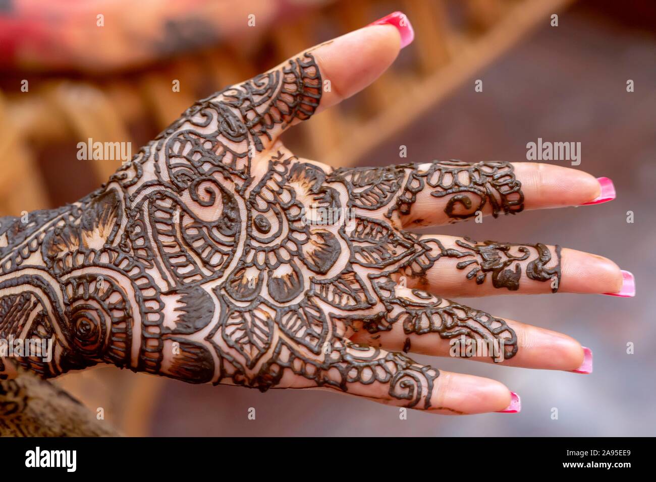 Mehendi tätowierte Hand der indischen Braut an ihrer Hochzeit Eva, Mauritius Stockfoto