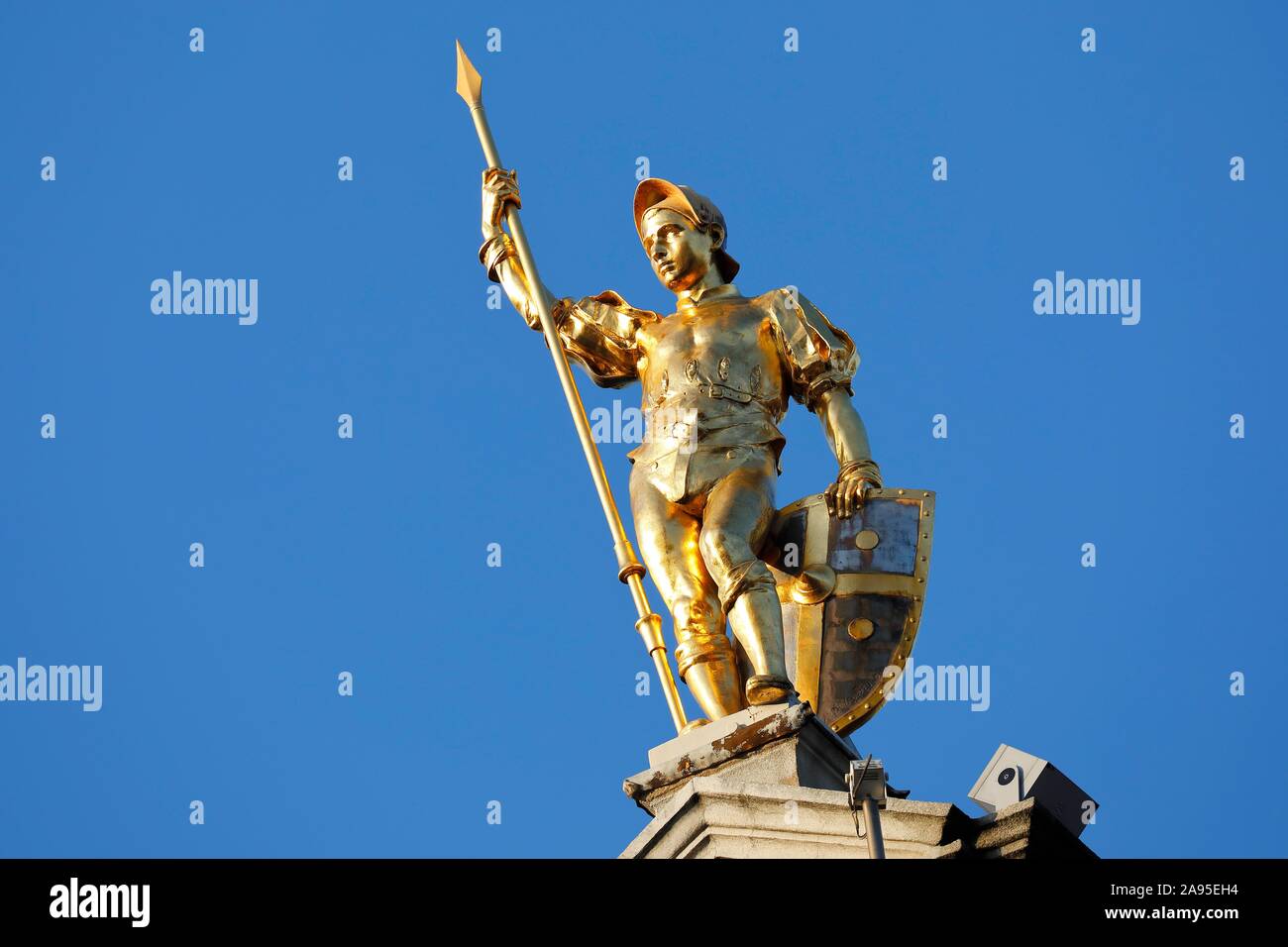 Golden Abbildung mit Lanze am Giebel eines Guild House, Grote Markt, Altstadt von Antwerpen, Flandern, Belgien Stockfoto