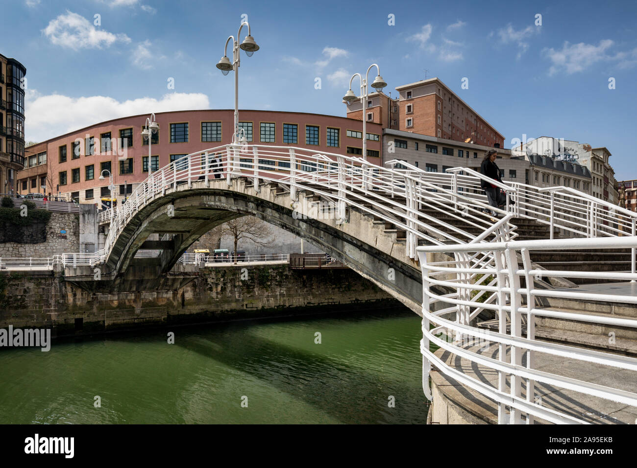 Die Puente de la Rivera Brücke überquert den Fluss Nervion. Bilbao. Biskaya. Baskenland. Spanien. Stockfoto