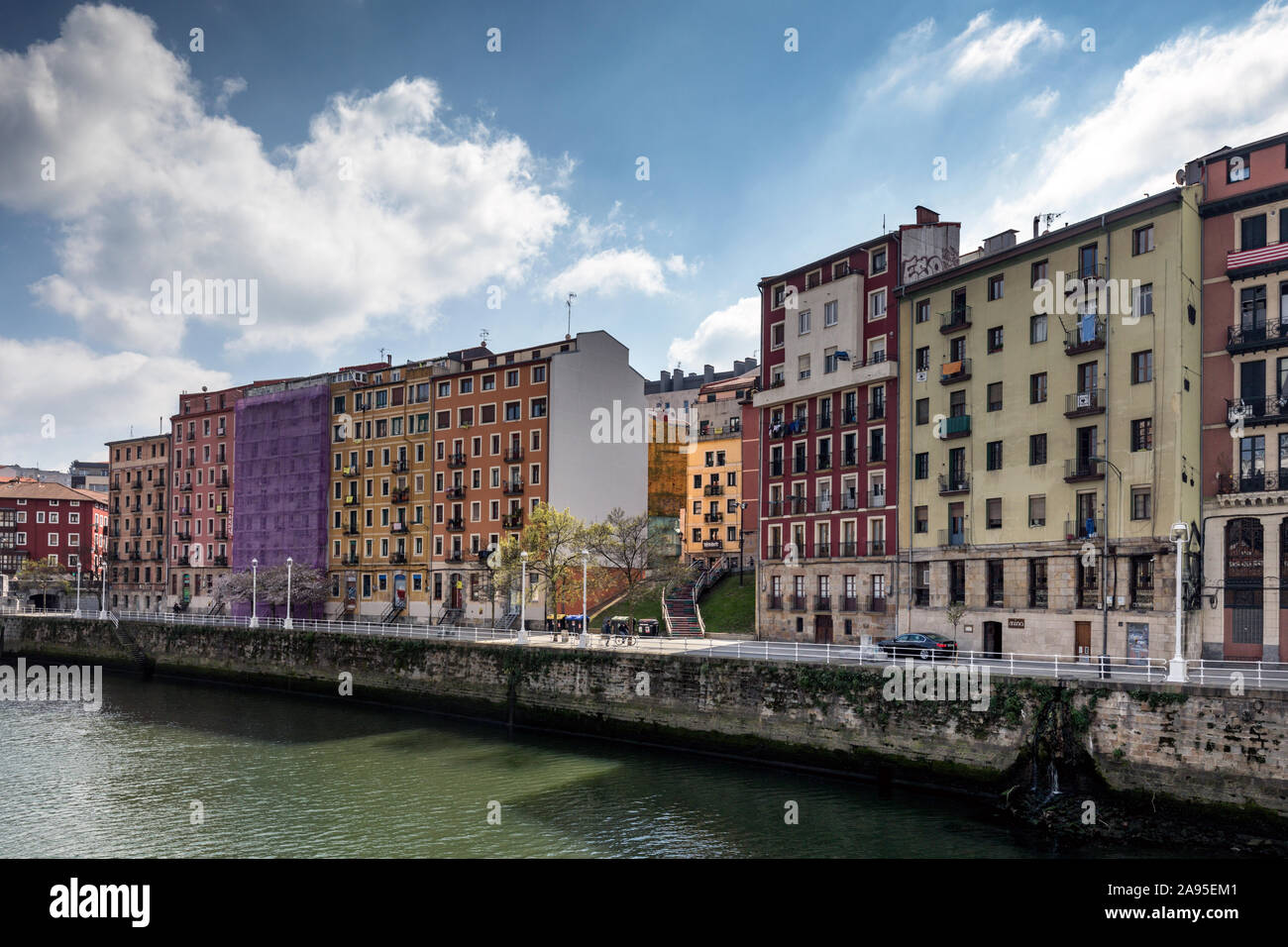 Bunte Häuser und Apartments am Ufer des Fluss Nervion. Altstadt (Casco Viejo), Bilbao, Spanien. Stockfoto