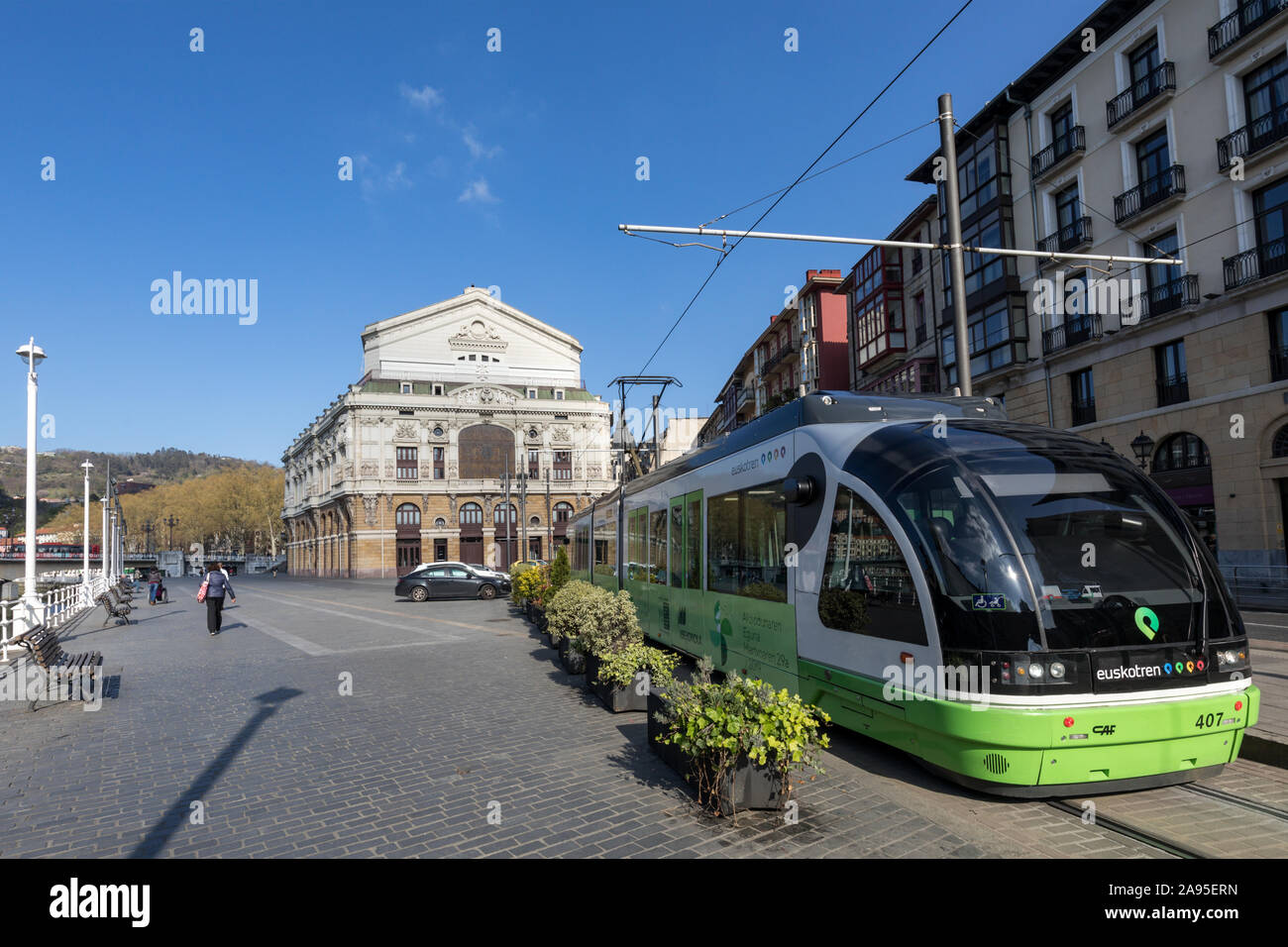 Elektrische Straßenbahn Transportsystem mit dem Teatro Arriaga Theater im Hintergrund, im Stadtzentrum von Bilbao, Baskenland im Norden Spaniens Stockfoto