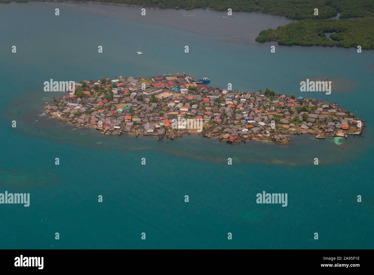 Antenne eines dicht besiedelten "Insel-drei, San Blas Inseln, Kuna Yala, Panama Stockfoto