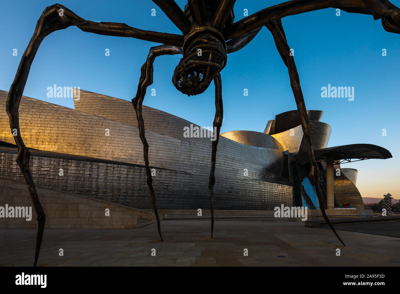 Maman spider Skulptur der Künstlerin Louise Bourgeois außerhalb des Guggenheim Museum bei Sonnenaufgang, Nervión Flusses, Bilbao, Baskenland, Spanien Stockfoto