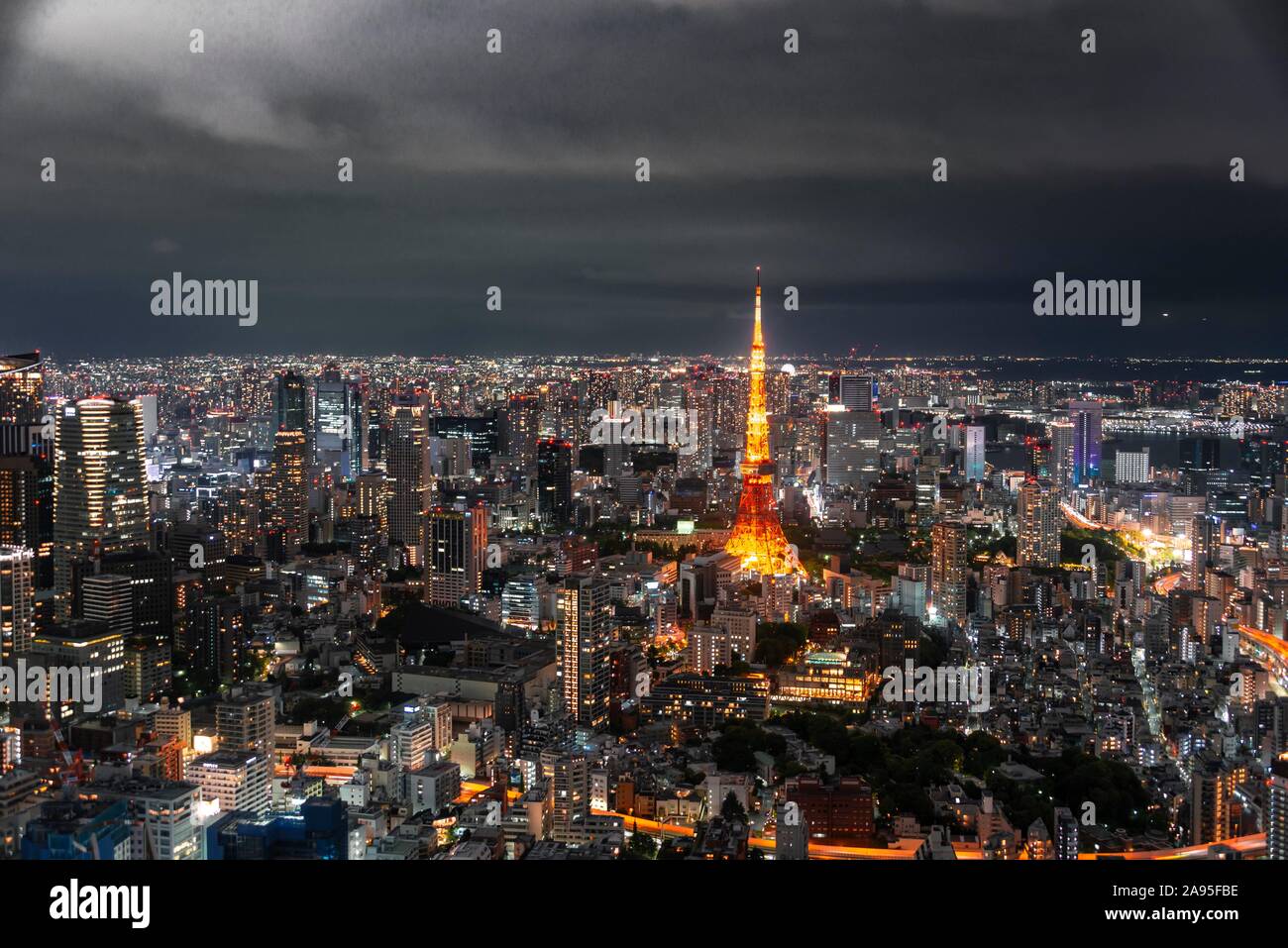 Blick von der Roppongi Hills, Blick auf die Stadt von Tokio bei Nacht, Wolkenkratzer, Tokyo Tower, Tokyo, Japan Stockfoto