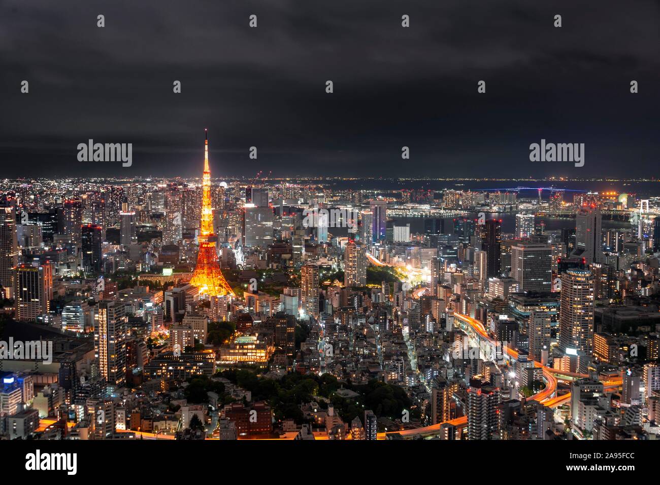 Blick von der Roppongi Hills, Blick auf die Stadt von Tokio bei Nacht, Wolkenkratzer, Tokyo Tower, Tokyo, Japan Stockfoto