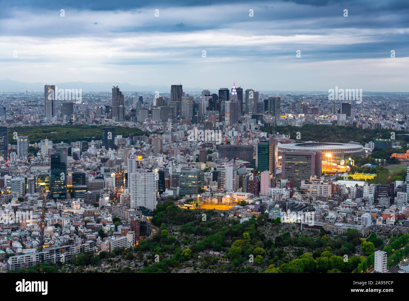 Blick auf die Skyline von der Roppongi Hills mit Wolkenkratzern, Stadtblick, Tokio, Japan Stockfoto