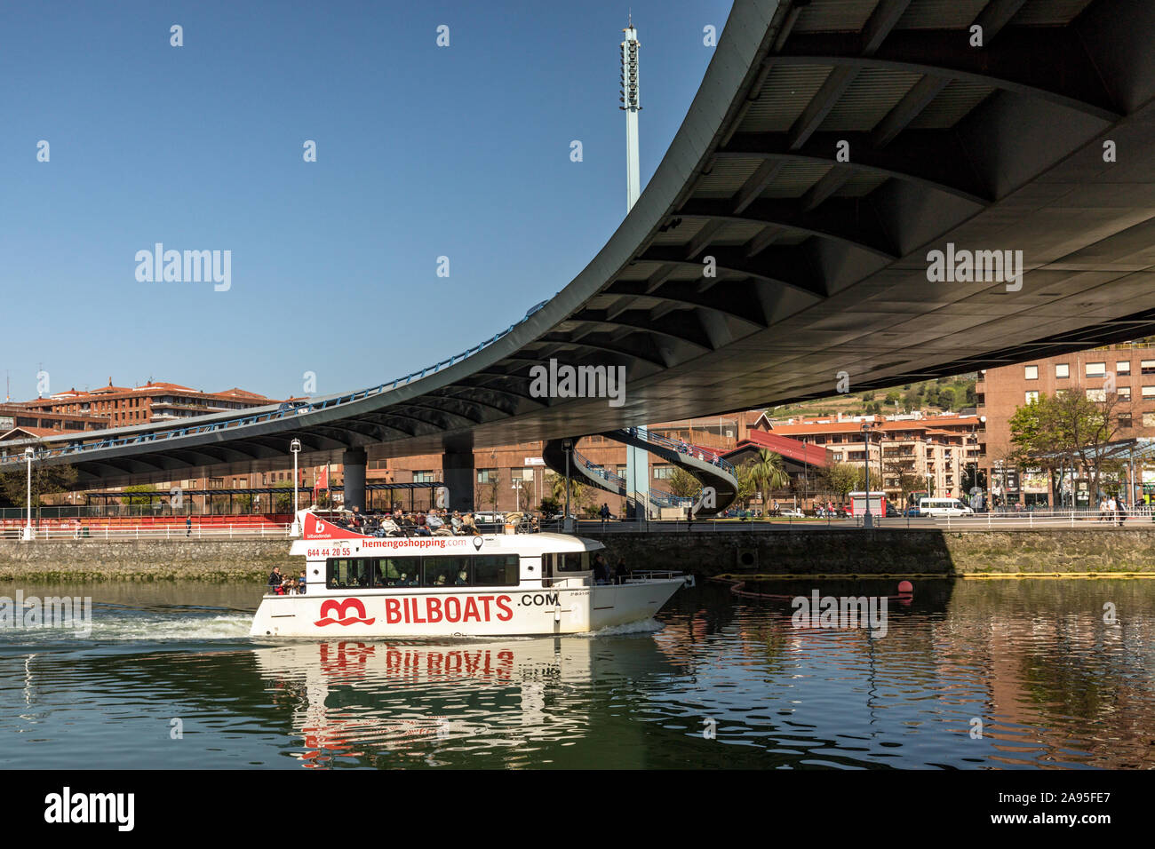 BILBOATS touristische Boot segeln unter dem Puente Euskalduna Brücke, Fluss Nervion, Bilbao, Spanien Stockfoto