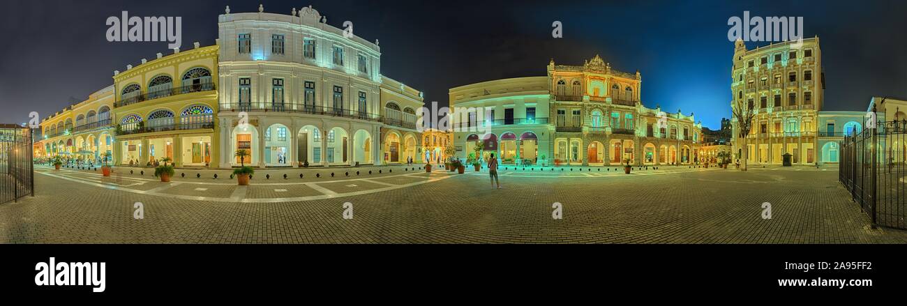 Koloniale Gebäude an der Plaza Vieja, Panorama bei Nacht, Havanna, Kuba Stockfoto
