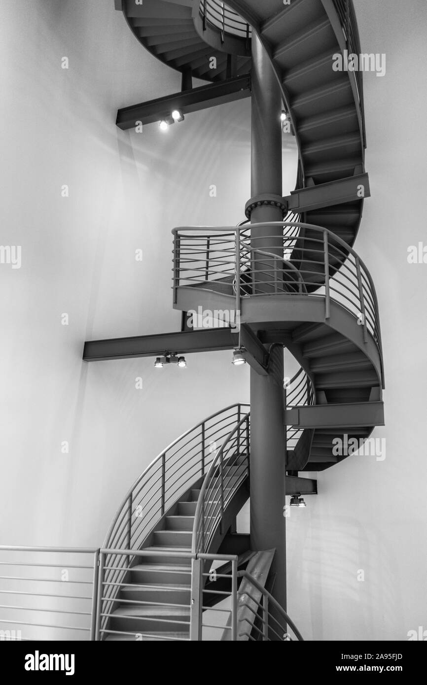Wendeltreppe im Inneren des Guggenheim Museum Bilbao von Architekt Frank Gehry, Nervión Flusses, Bilbao, Provinz Vizcaya, Baskenland, Spanien Stockfoto