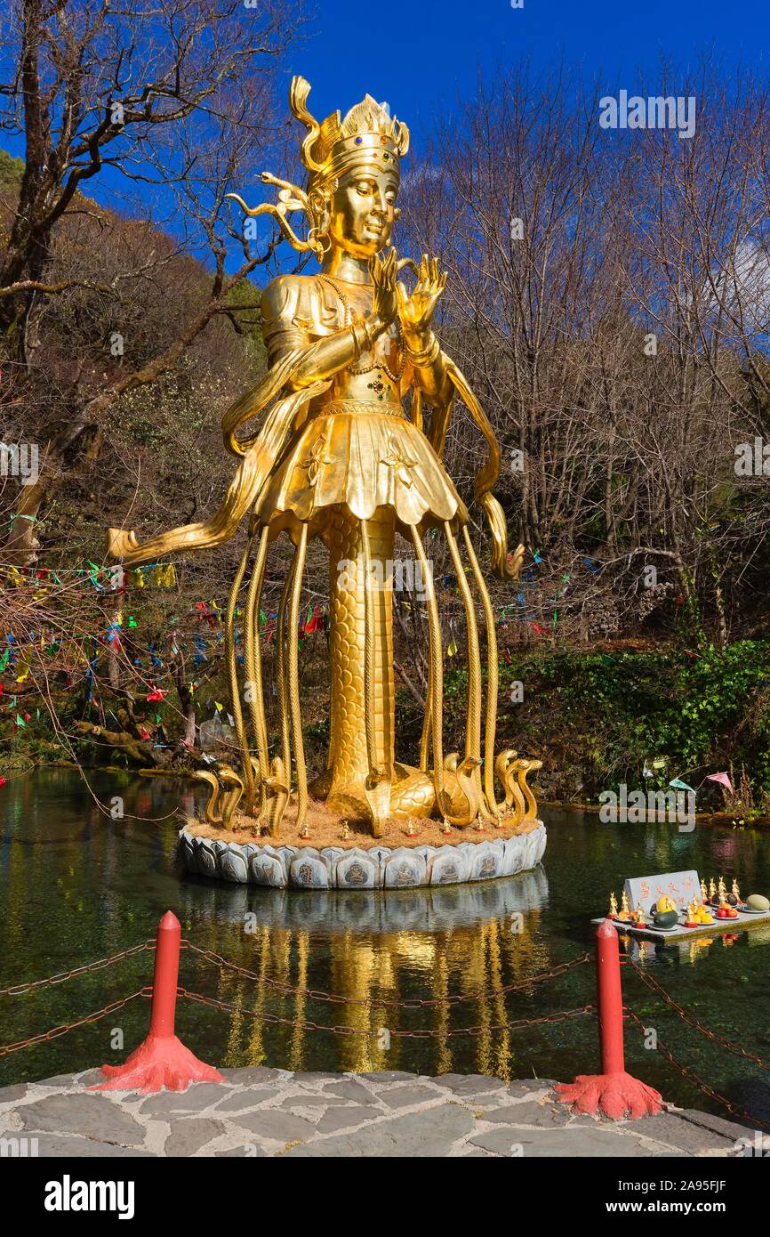 Goldene Statue des Gottes der Natur, Kulturelles Zentrum von Dongba, Jade Water Village, Lijiang, Yunnan Province, Volksrepublik China Stockfoto
