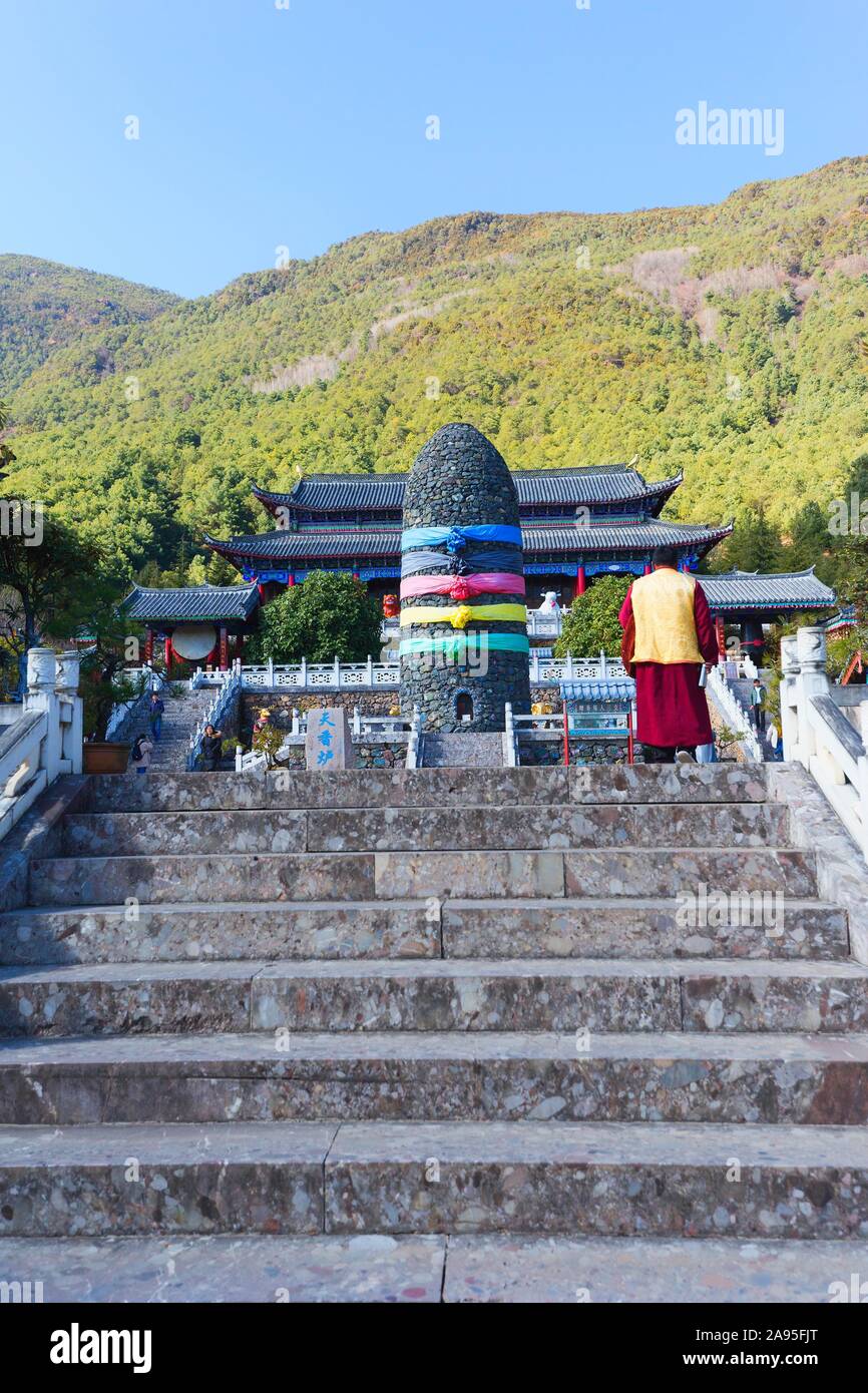 Treppenhaus zu Dongbashiluo Tempel, kulturellen Zentrum von Dongba, Jade Water Village, Lijiang, Yunnan Province, Volksrepublik China Stockfoto