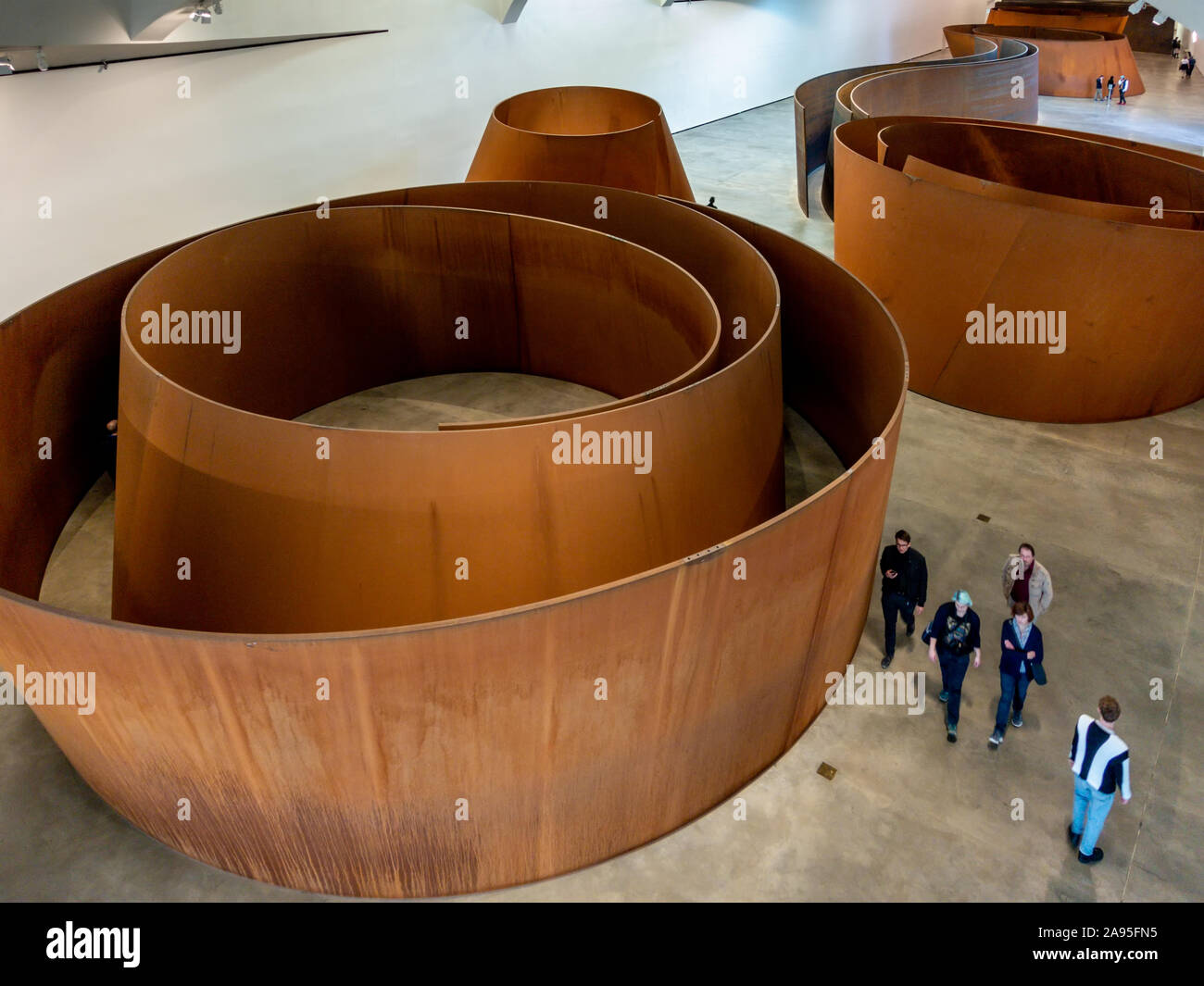 Richard Serras 100 m langen Stahl chlange' Installation. "Die Frage der Zeit', Guggenheim Museum Bilbao, Nervión Flusses, Bilbao, Baskenland, Spanien Stockfoto