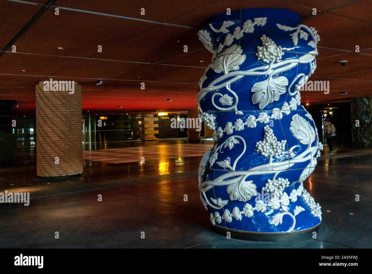 Azkuna Zentroa ist das Zentrum für Kunst und Kultur im Herzen von Bilbao, Spanien. Die ehemaligen städtischen Wein. Stockfoto