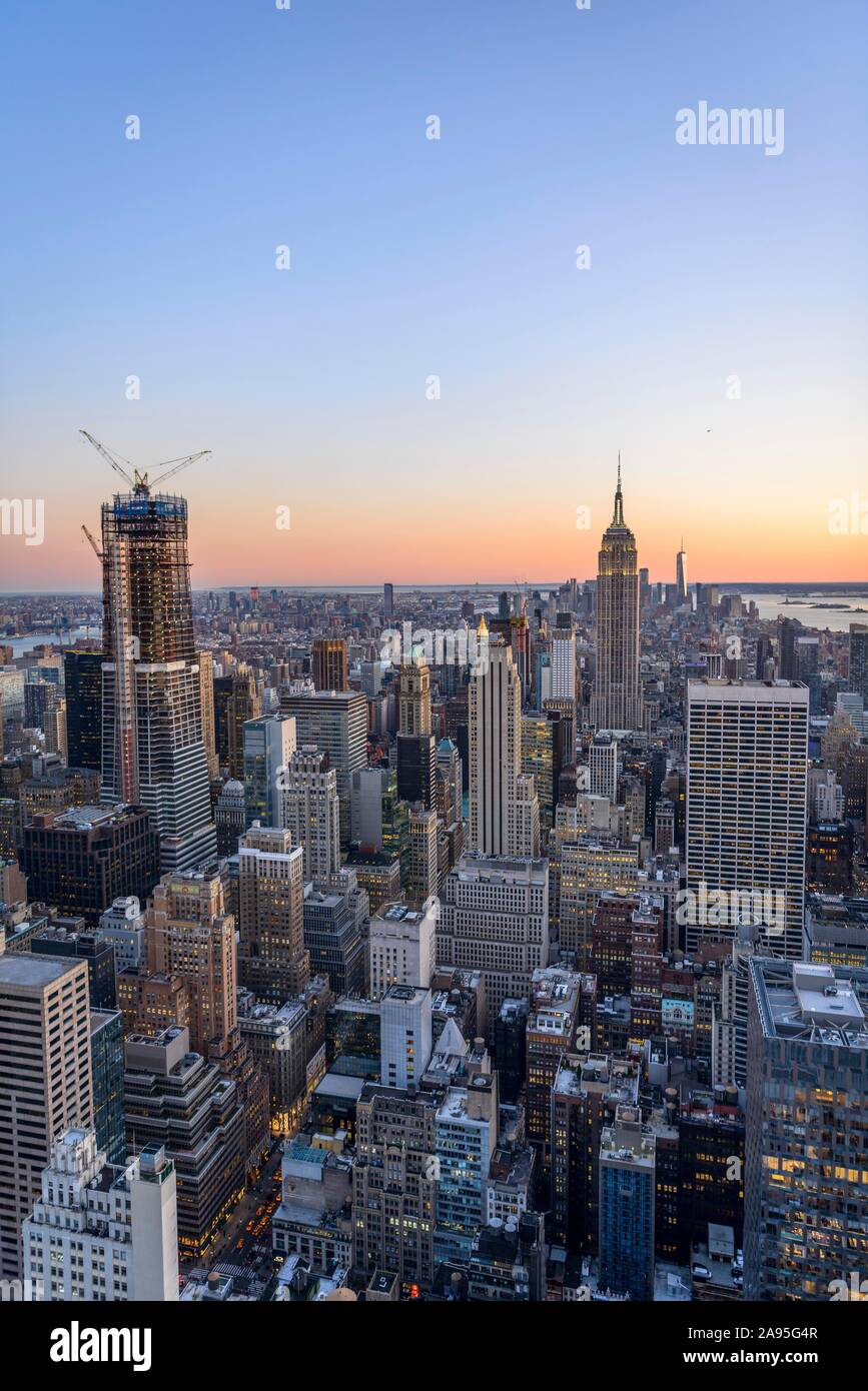 Blick auf Midtown und Downtown Manhattan und Empire State Building von der Spitze des Felsens Observation Center bei Sonnenuntergang, das Rockefeller Center, die Manhattan Stockfoto