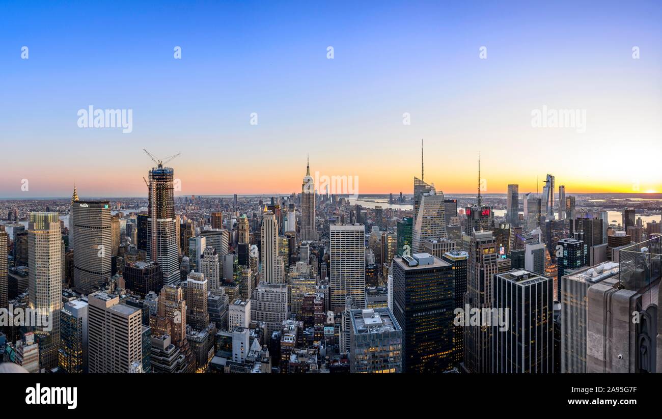 Blick auf Midtown und Downtown Manhattan und Empire State Building von der Spitze des Felsens Observation Center bei Sonnenuntergang, das Rockefeller Center, die Manhattan Stockfoto