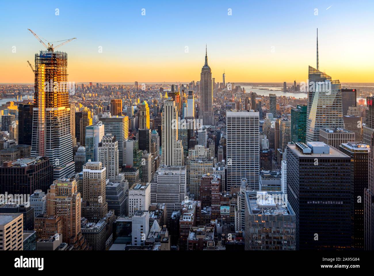 Blick auf Midtown und Downtown Manhattan und Empire State Building von der Spitze des Felsens Observation Center bei Sonnenuntergang, das Rockefeller Center, die Manhattan Stockfoto