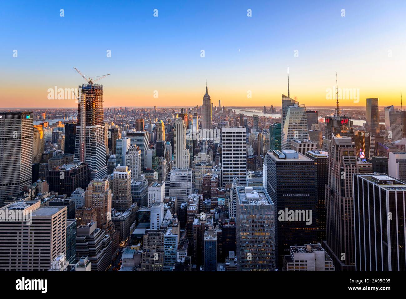 Blick auf Midtown und Downtown Manhattan und Empire State Building von der Spitze des Felsens Observation Center bei Sonnenuntergang, das Rockefeller Center, die Manhattan Stockfoto