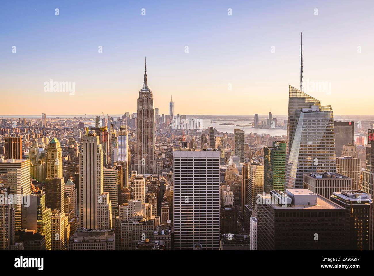 Blick auf Midtown und Downtown Manhattan und Empire State Building von