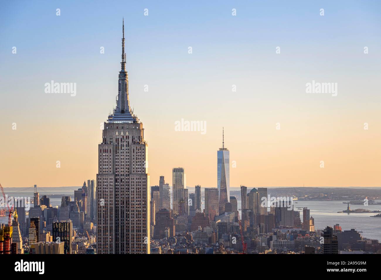 Blick auf Midtown und Downtown Manhattan und Empire State Building von