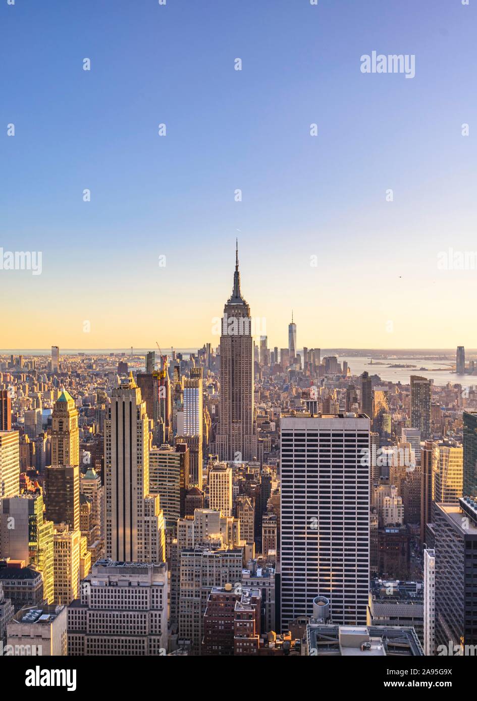 Blick auf Midtown und Downtown Manhattan und Empire State Building von