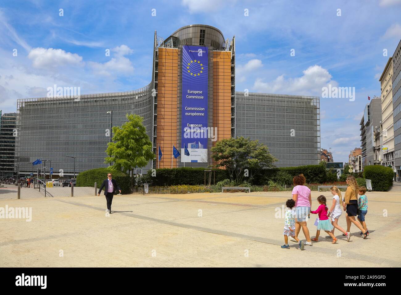 Kinder zu Fuß vor dem Berlaymont-Gebäude, dem Sitz der Europäischen Kommission, Brüssel, Belgien Stockfoto
