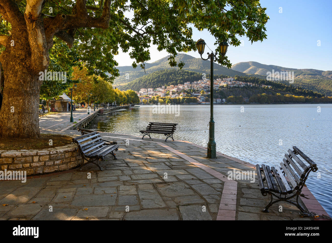 Auf der nördlichen Seite des Sees Orestiada mit der Stadt Kastoria im Hintergrund, Mazedonien, im Norden Griechenlands. Stockfoto