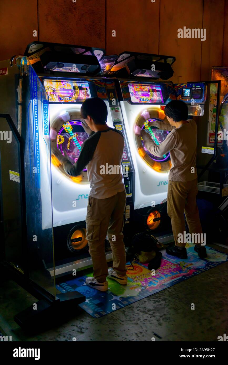 Jugend spielt Maimai, Japanischen arcade spiel, arcade Anata kein Lager, Cyberpunk Stil, Kawasaki, Japan Stockfoto
