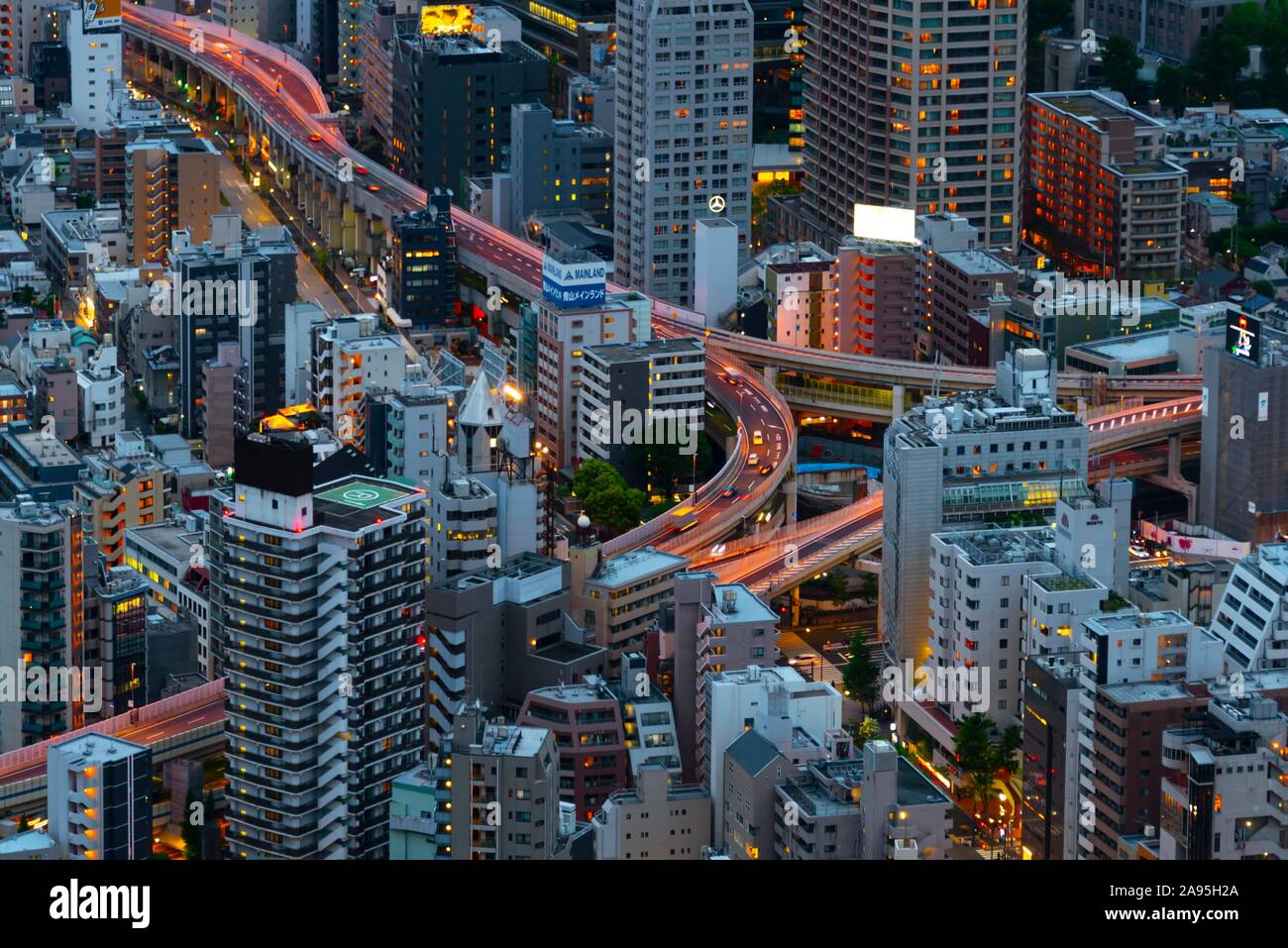 Straßen führen durch Wolkenkratzer, Blick von der Roppongi Hills, Stadtblick, Tokio, Japan Stockfoto