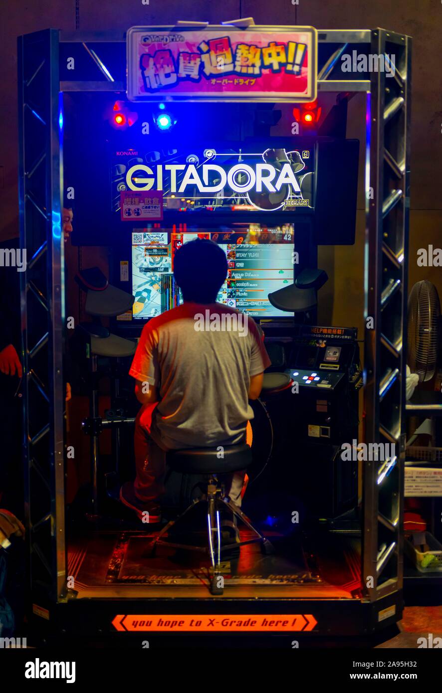 Mann an einem Spiel, Arcade Anata kein Lager, Cyberpunk Stil, Kawasaki, Japan Stockfoto