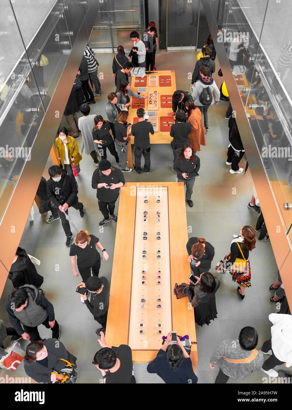 Menge im Apple Store einkaufen, Tisch mit Uhren, iWatch, Ginza, Chuo City, Tokio, Japan Stockfoto