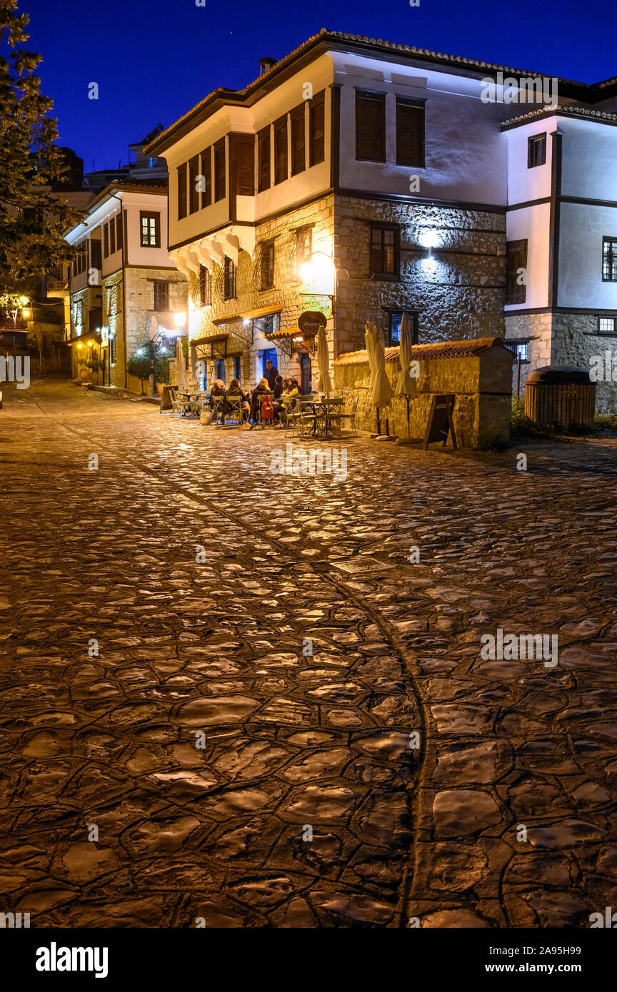 Am Abend in der alten Doltso Bezirk von Kastoria, mit ihren alten osmanischen Häusern und gepflasterten Straßen, Mazedonien, im Norden Griechenlands. Stockfoto