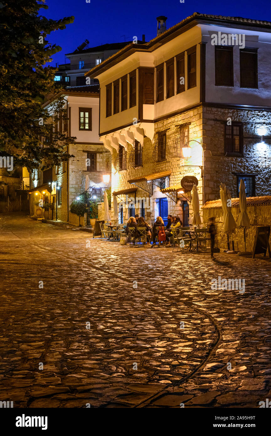 Am Abend in der alten Doltso Bezirk von Kastoria, mit ihren alten osmanischen Häusern und gepflasterten Straßen, Mazedonien, im Norden Griechenlands. Stockfoto