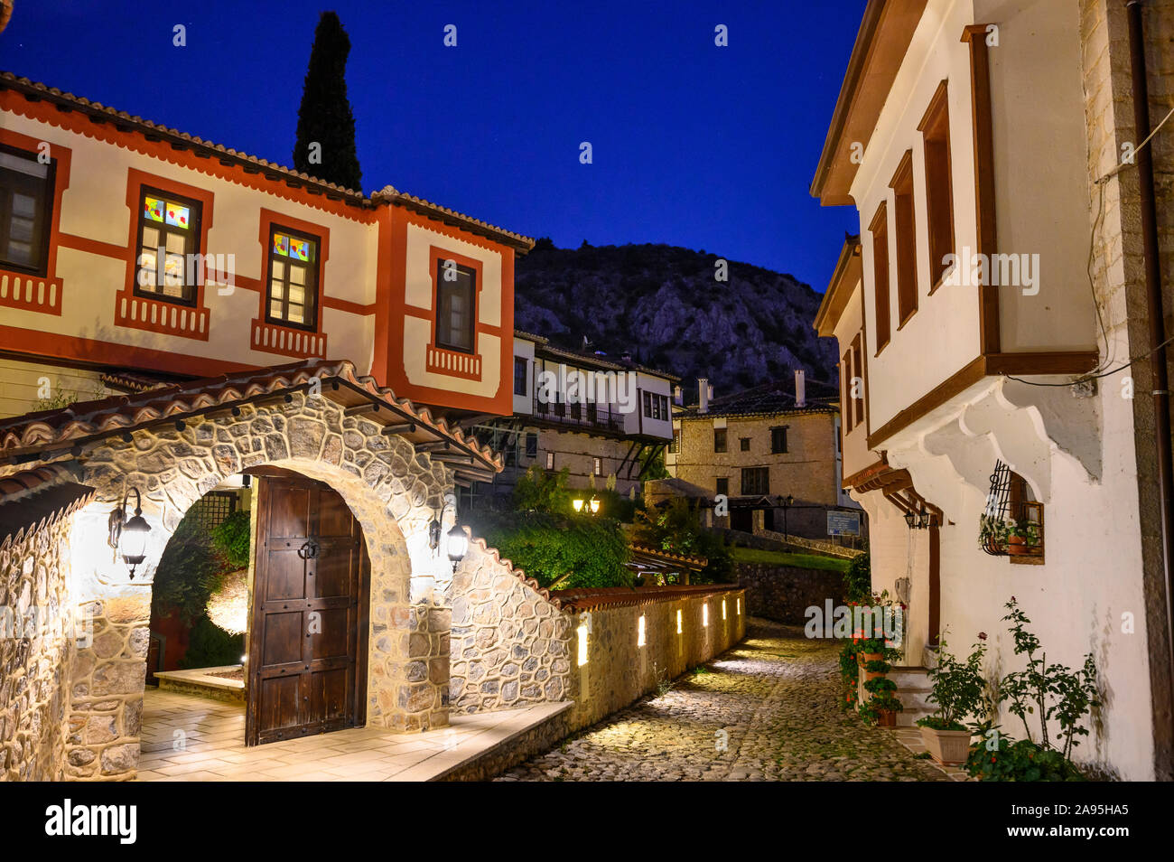 Am Abend in der alten Doltso Bezirk von Kastoria, mit ihren alten osmanischen Häusern und gepflasterten Straßen, Mazedonien, im Norden Griechenlands. Stockfoto