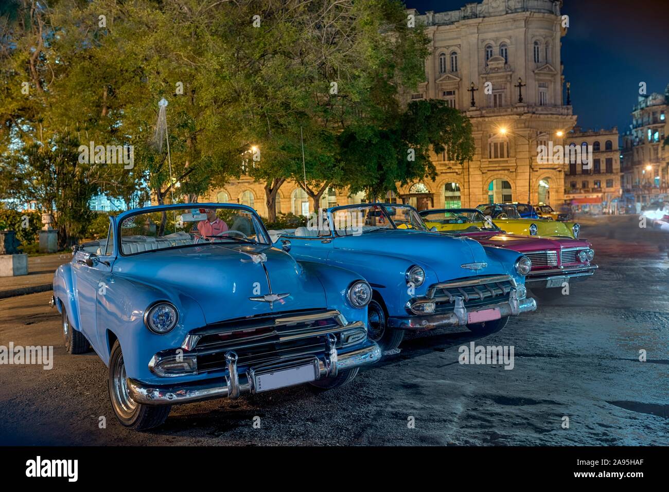 Parkplatz klassische Autos in der Nacht, Havanna, Kuba Stockfoto