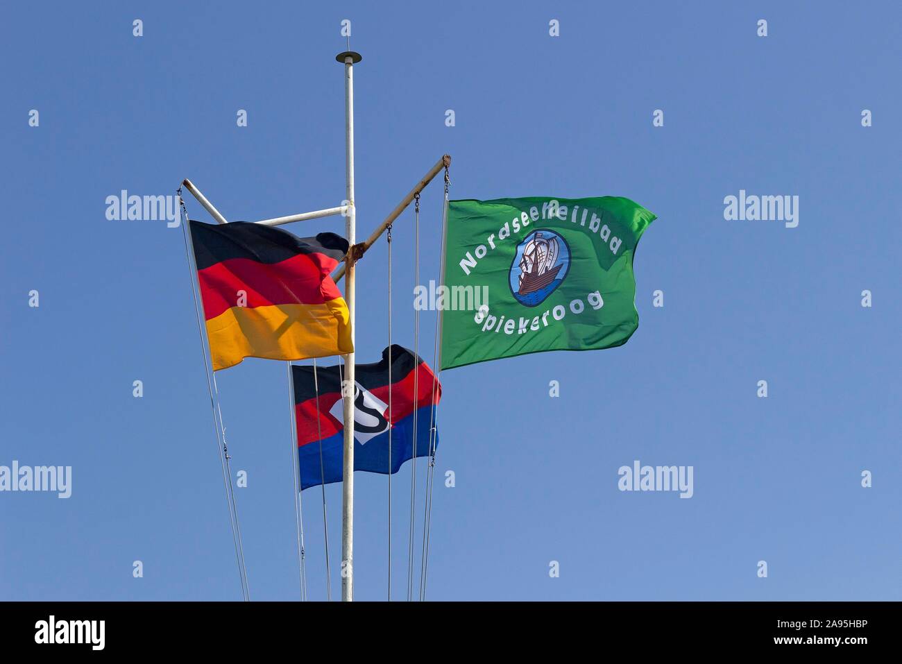 Flaggen am Hafen Spiekeroog Insel, Ostfriesland, Niedersachsen, Deutschland Stockfoto