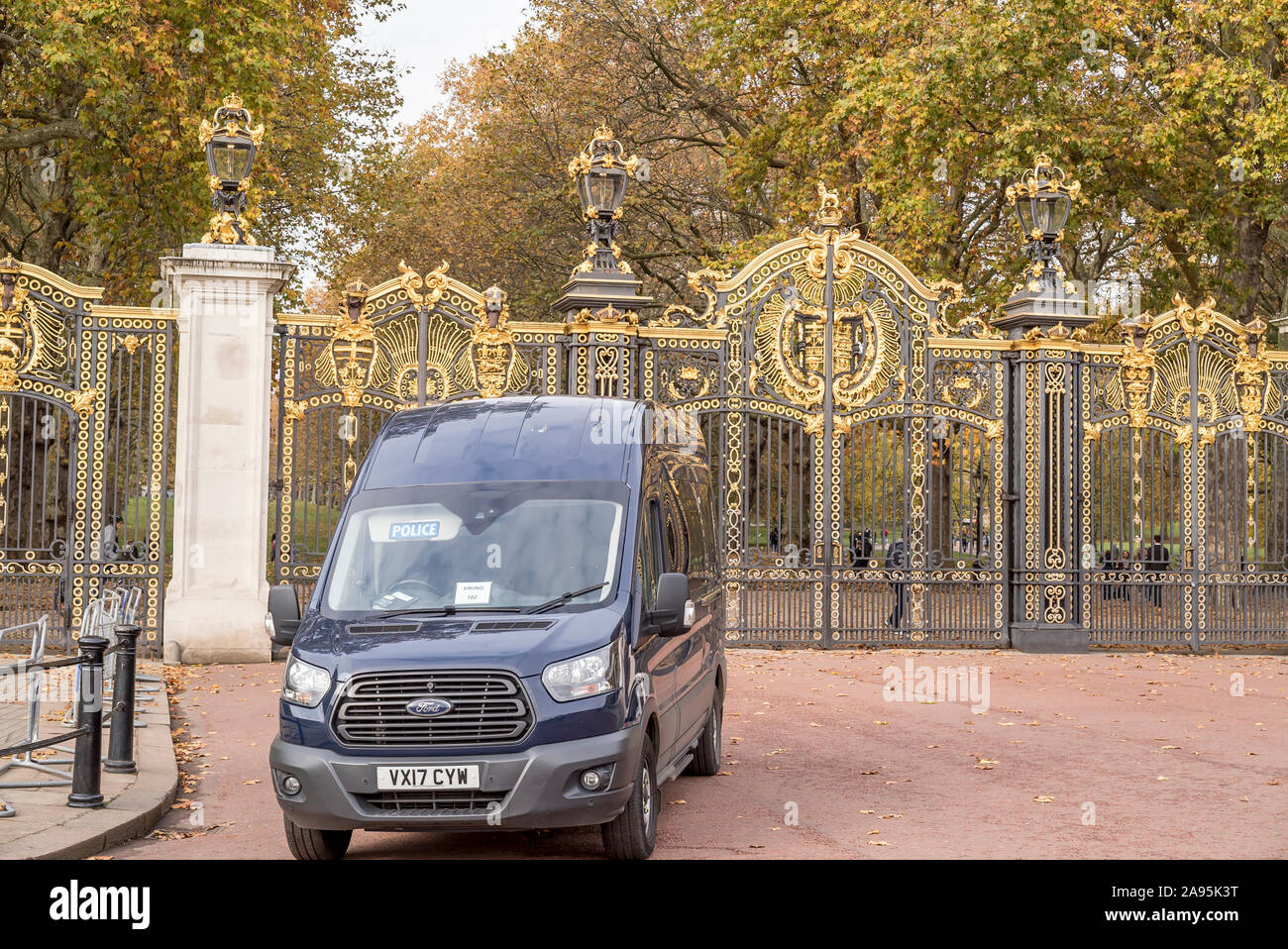 Blick auf Kanada Gate-Tore zu den Royal Park, Green Park, mit einem Polizeiwagen direkt draußen geparkt. Royal Parks, London, UK, tagsüber, keine Menschen. Stockfoto