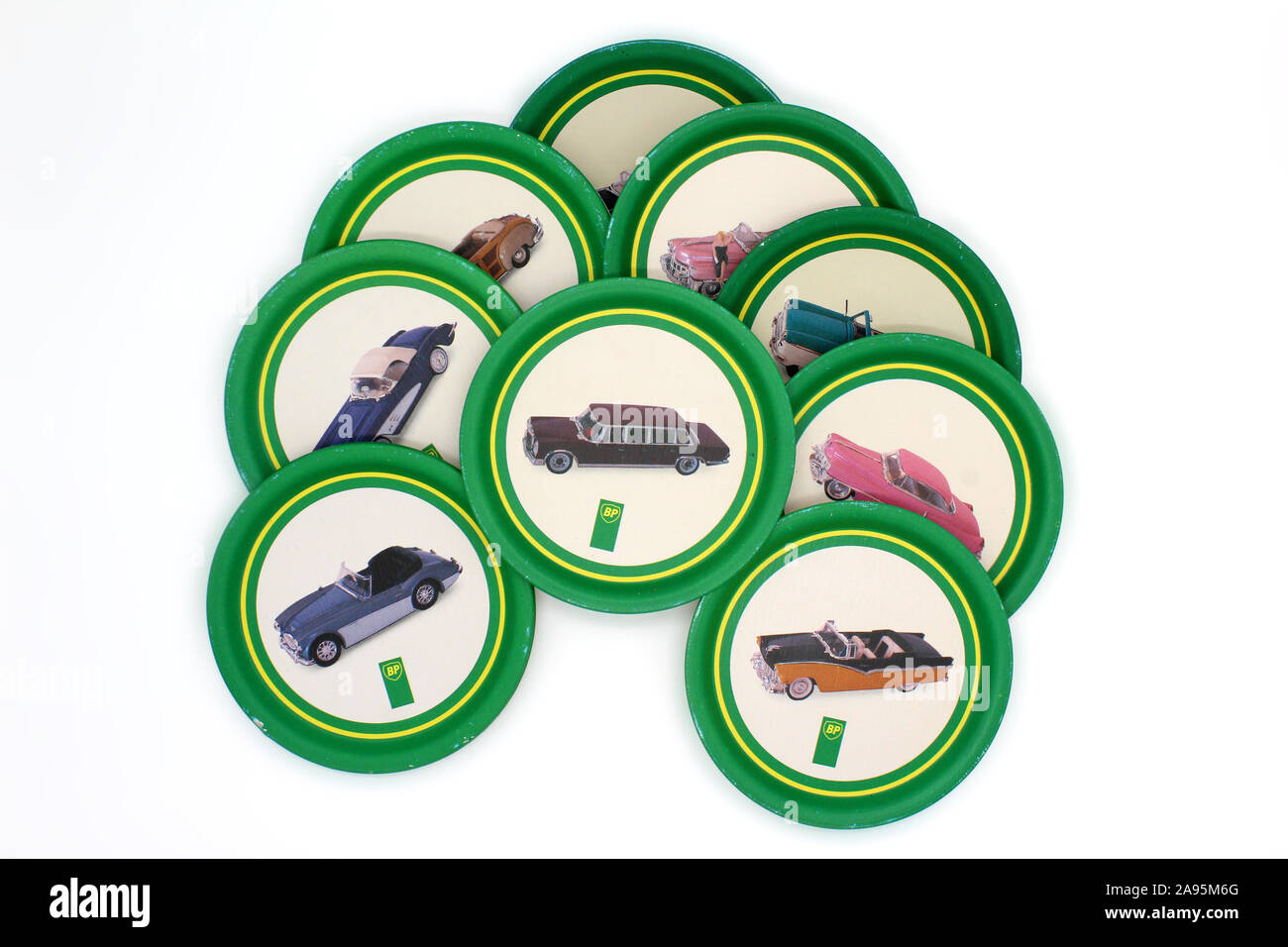 Vintage aufgetürmt für Küstenmotorschiffe Metallplatten mit alten Autos Illustrationen, auf weißem Hintergrund stack, close-up Stockfoto
