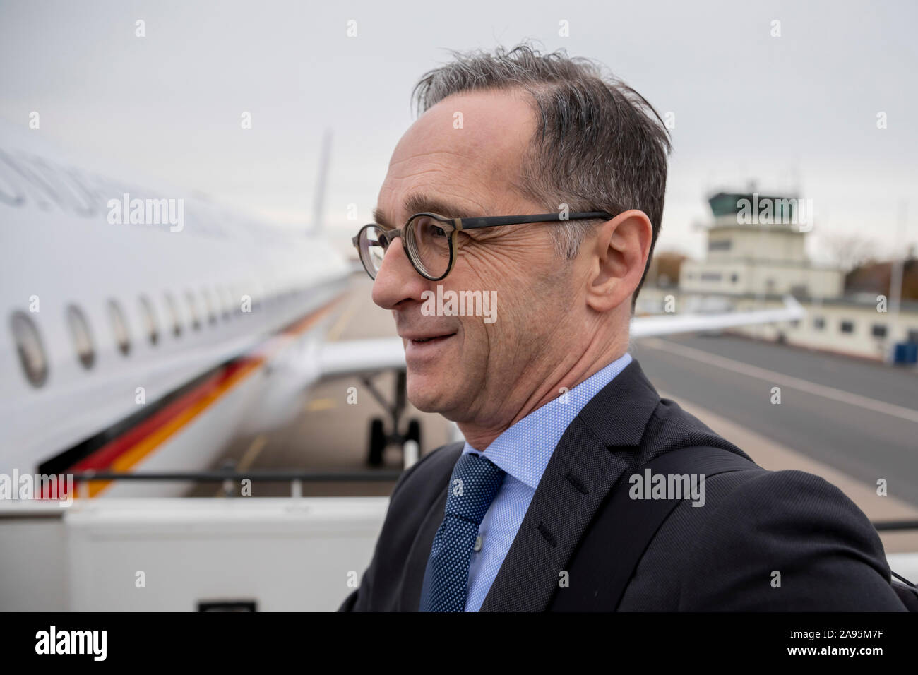 Berlin Deutschland 13 Nov 19 Heiko Maas Spd Aussenminister Klettert Die Treppe Zum Airbus A321 Der