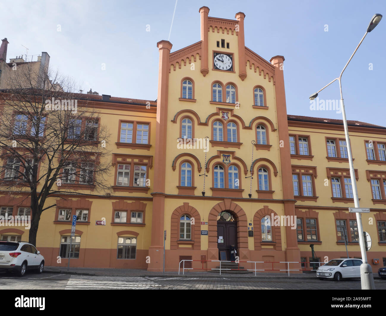 Fassade des Odborné učiliště Vyšehrad Schule in Prag, Tschechische Republik Stockfoto